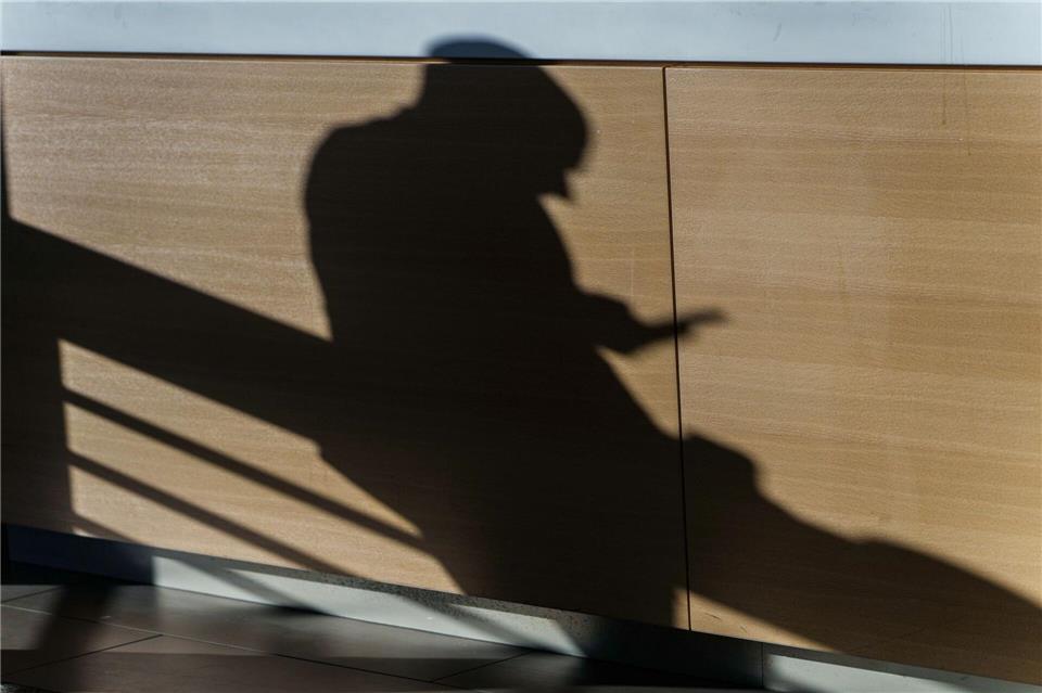 Ständig wandern der Blick und die Hand zum Smartphone: Gerade jüngeren Menschen geht es einer Umfrage der IU Internationalen Hochschule in Erfurt zufolge häufig so. (Symbolbild)Andreas Arnold/dpa