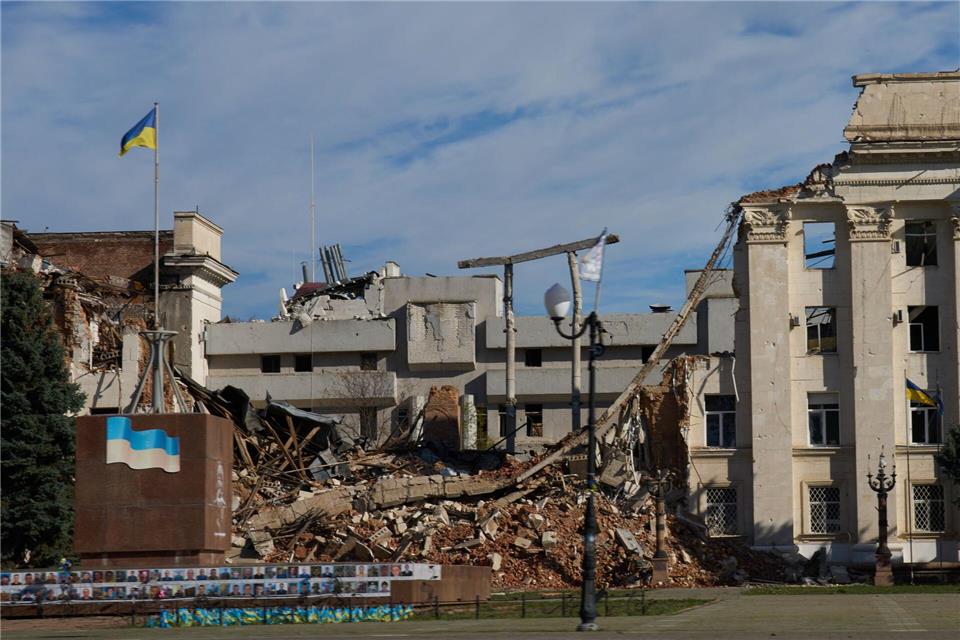 Ständiger russischer Beschuss und Drohnenangriffe gehören im südukrainischen Gebiet Cherson zum traurigen Alltag. (Archivbild)Efrem Lukatsky/AP/dpa