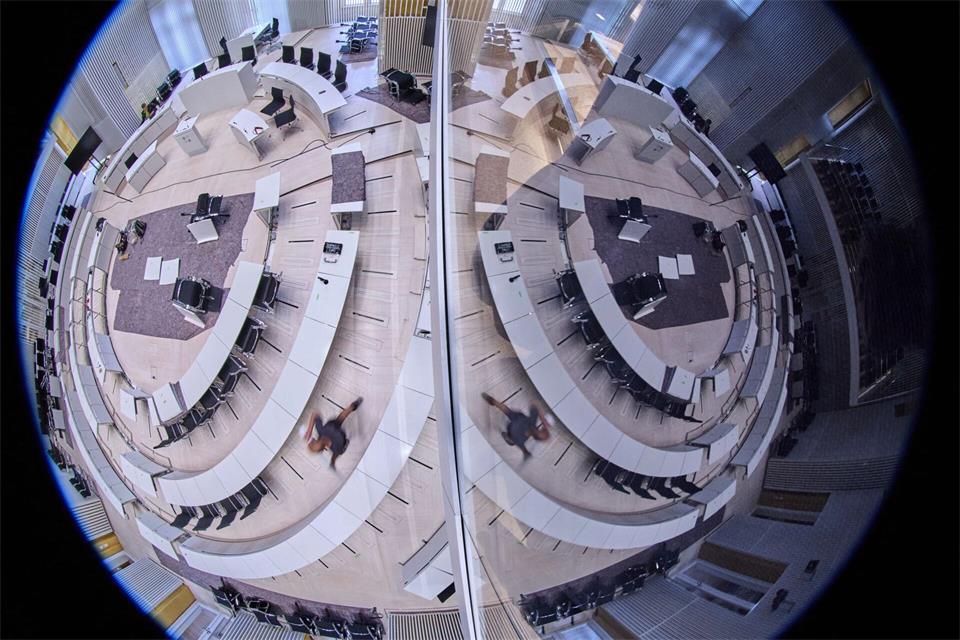 Stärkste Kraft im Landtag ist die AfD - doch sie kann mangels Partner keine Regierung bilden. Die neue Landesregierung wird aller Voraussicht nach rot-rot-grün sein. (Archivbild)Jens Büttner/dpa