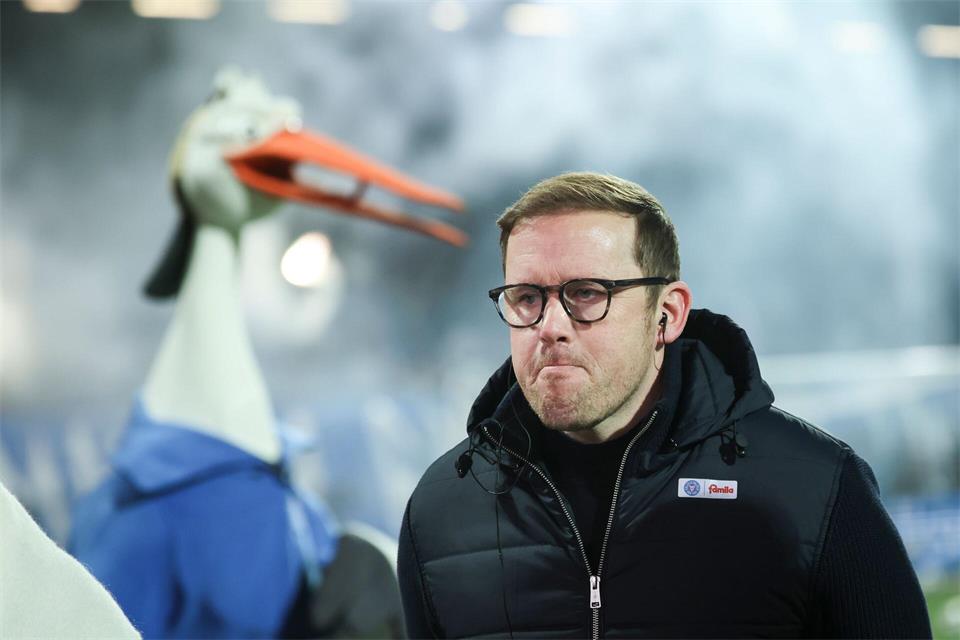Stärkt Trainer Tim Walter den Rücken: Holstein Kiels Sportgeschäftsführer Olaf Rebbe. (Archivbild) Christian Charisius/dpa