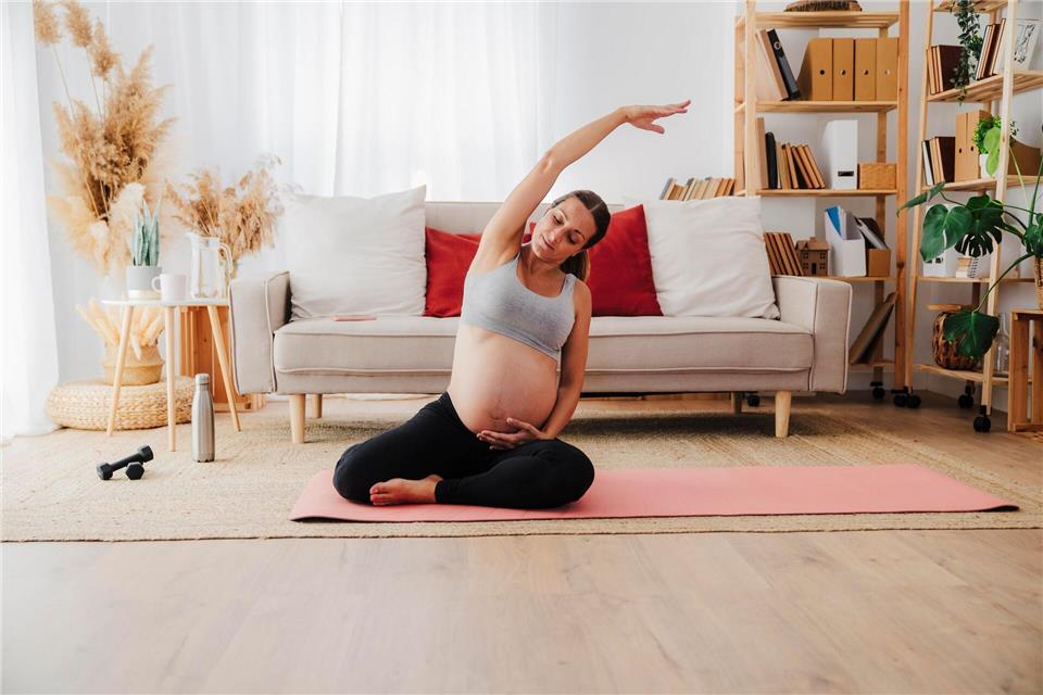 Stärkt den Rücken, bringt den Kopf zur Ruhe: Yoga gilt als ideale Sportart für die Schwangerschaft. picture alliance / Westend61