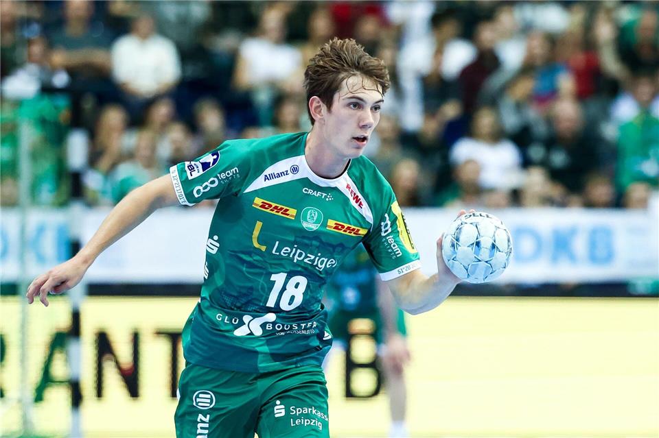 Staffan Peter und die Handballer des SC DHfK Leipzig kassierten in der Bundesliga eine Heimniederlage gegen Melsungen. Nun ist der Abstieg quasi durch. (Archivbild)Jan Woitas/dpa