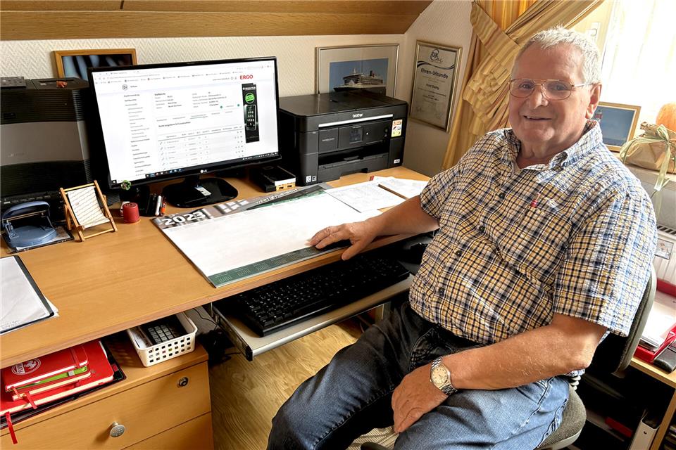 Staffelleiter Horst Dastig in seinem kleinen Reich: Besonders im Sommer verbringt der 74-Jährige viele Stunden am Schreibtisch, bis die Spielpläne für die neue Saison gestrickt sind.