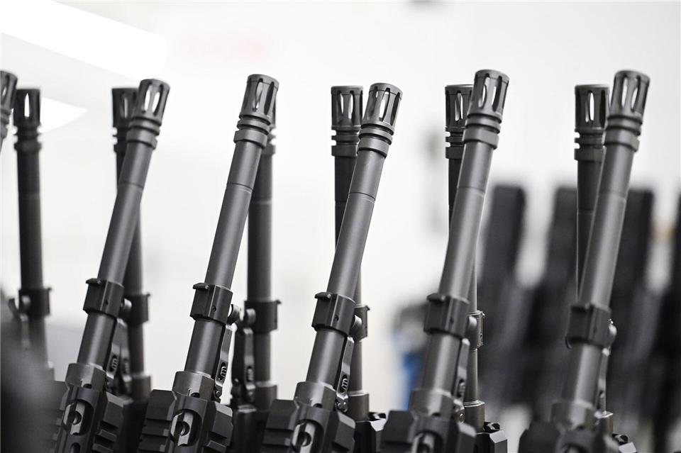 Stahl an Stahl: Die Läufe von Sturmgewehren in der Produktion von Heckler & Koch.Bernd Weißbrod/dpa