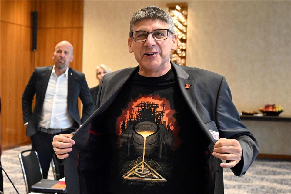 „Stahlkind“ ist auf einem IG Metall-T-Shirt zu lesen, das der Verhandlungsführer der Gewerkschaft, Knut Giesler, zum Auftakt der Tarifverhandlungen trägt.Federico Gambarini/dpa