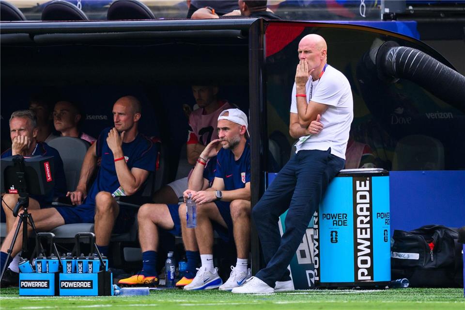 Stale Solbakken (r.) und seine Norweger treffen am Samstag auf England. (Archivbild)Tom Weller/dpa
