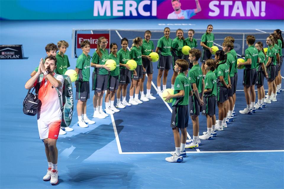 Stan Wawrinka ließ sich nach seinem letzten Spiel noch einmal von den Fans feiern.Claudio Thoma/KEYSTONE/dpa