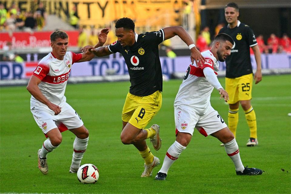 Stand in der Stuttgarter Startelf: VfB-Stürmer Deniz Undav (r).Jan-Philipp Strobel/dpa