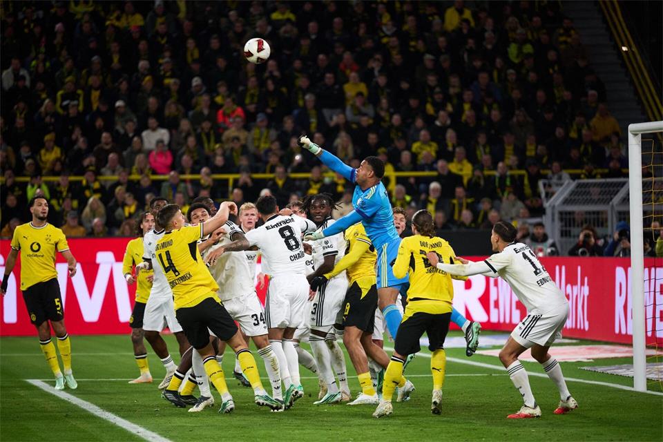 Stand öfter im Brennpunkt: Eintracht-Torwart Noah Atubolu.Bernd Thissen/dpa