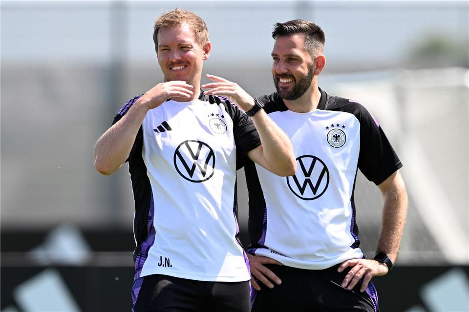 Standard-Flüsterer Mads Buttgereit (r) mit Bundestrainer Julian Nagelsmann. (Archivbild)Federico Gambarini/dpa