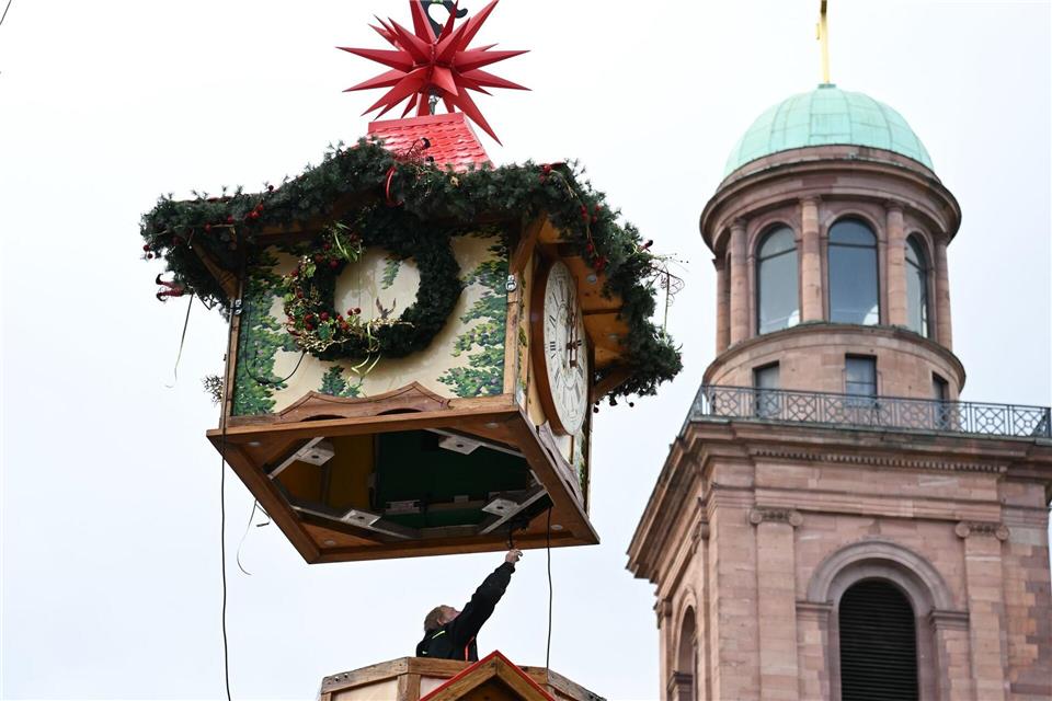 Standaufbau am Paulsplatz: Frankfurter Weihnachtsmarkt öffnet am 25. NovemberArne Dedert/dpa