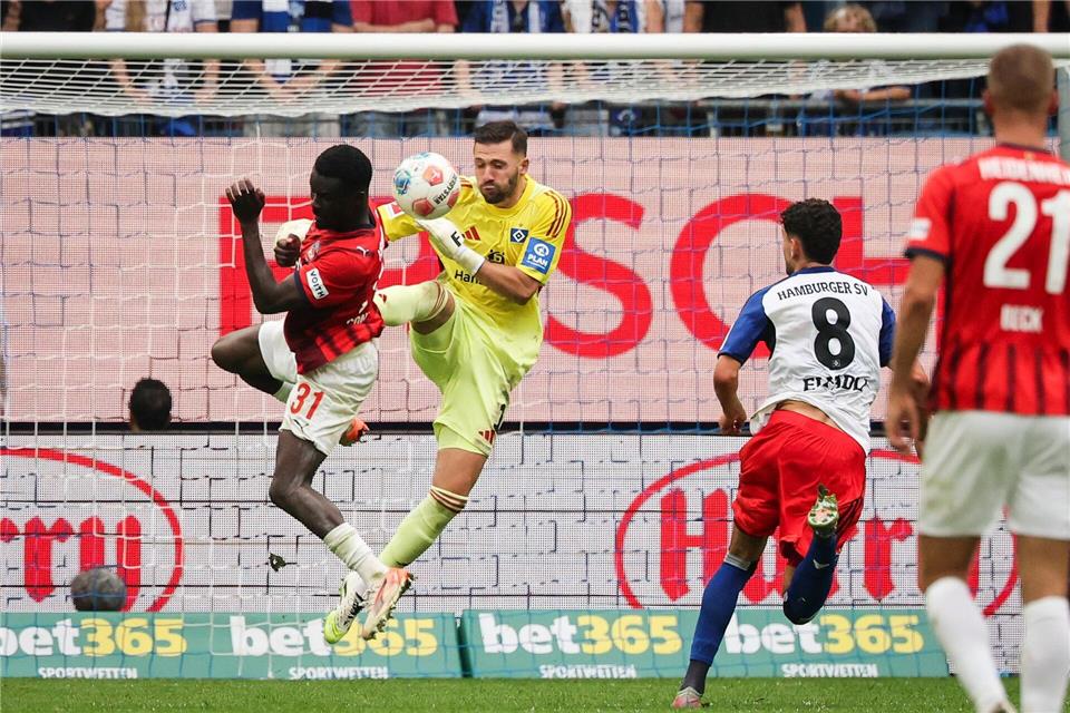 Heidenheims Schmidt nach 1:2 beim HSV: „Kotzt mich an“ Standen den Heidenheimer Spielern immer wieder im Weg: HSV-Torwart Daniel Heuer Fernandes. Christian Charisius/dpa