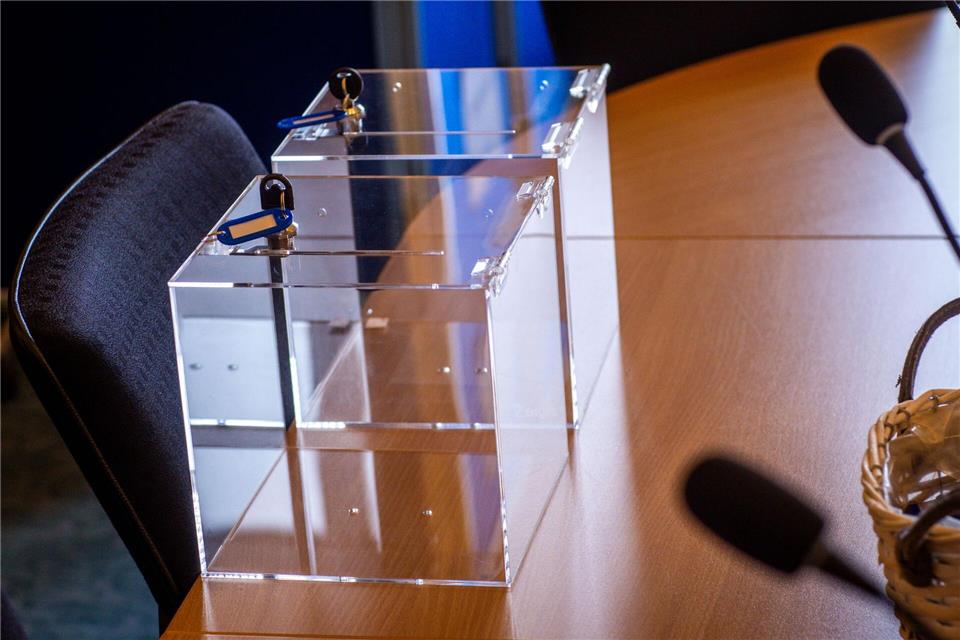 Standen für die Abstimmung bereit: Wahlurnen im Sitzungssaal der AfD-Fraktion. Jens Büttner/dpa