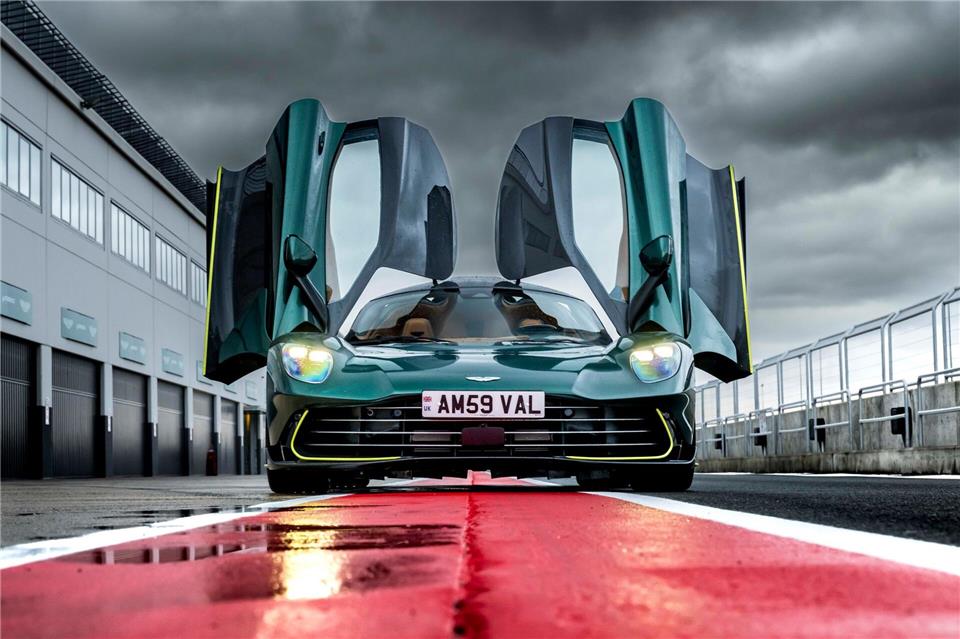 Standesgemäß mit Flügeltüren: Aston Martins Supersportwagen Valhalla.Andy Morgan/Aston Martin/dpa-tmn