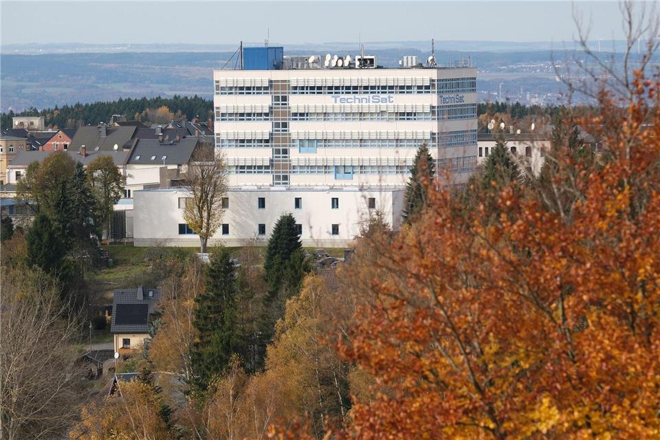 Raumfahrtfirma OHB baut künftig Satellitenteile in Sachsen  Standort mit langer Tradition: Zuletzt wurde hier im Vogtland Unterhaltungselektronik produziert, künftig sind es Teile für Satelliten. Sebastian Willnow/dpa