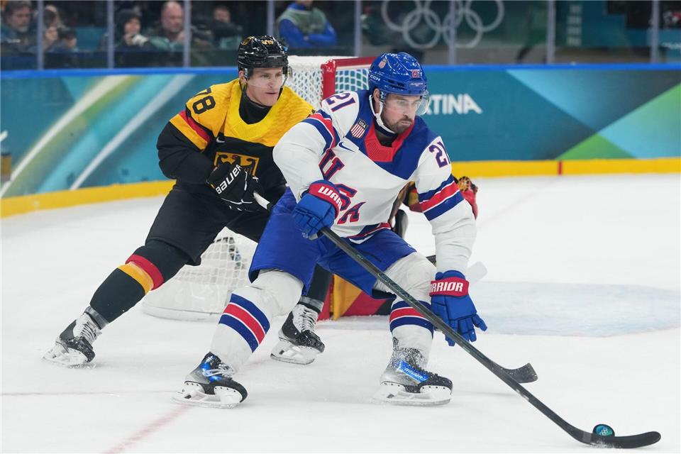 Stanley-Cup-Sieger Nico Sturm (.) sprach Missstände im deutschen Team deutlich an. (Archivbild)Carolyn Kaster/AP/dpa