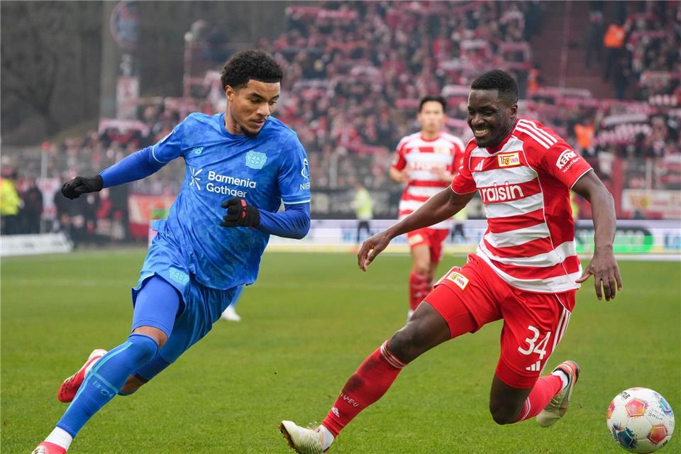 Stanley Nsoki (r) läuft auch in der kommenden Saison im Trikot von Union Berlin auf. (Archivbild)Soeren Stache/dpa