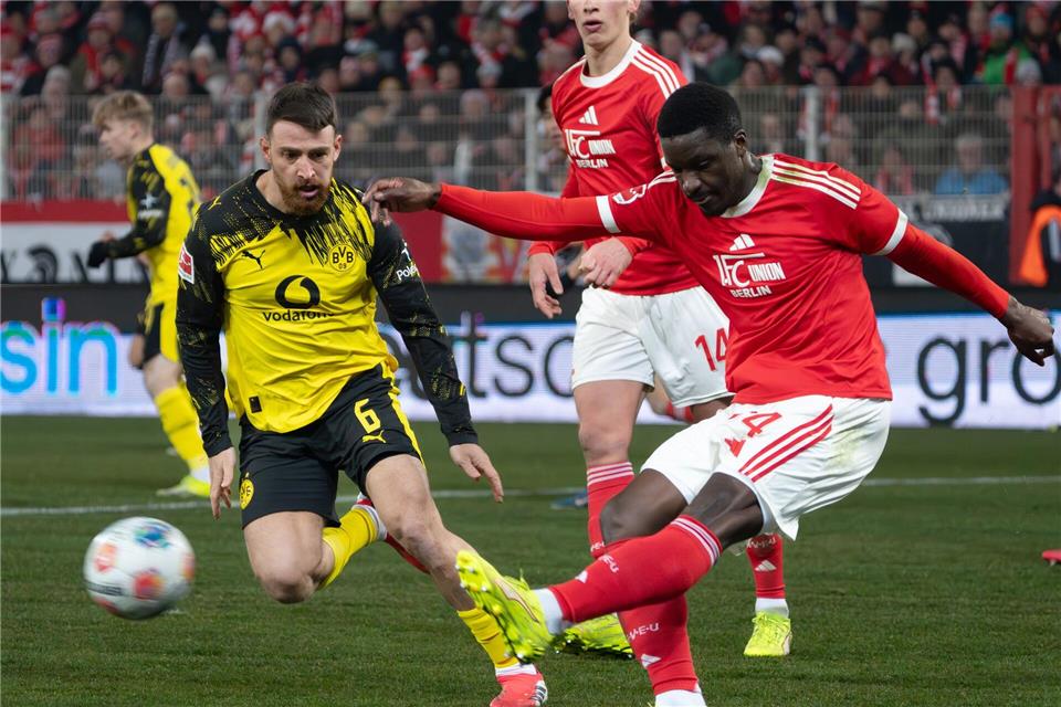 Stanley Nsoki (r) will gegen seinen Arbeitgeber mit Union wieder auf die Erfolgsspur zurück. (Archivbild)Soeren Stache/dpa