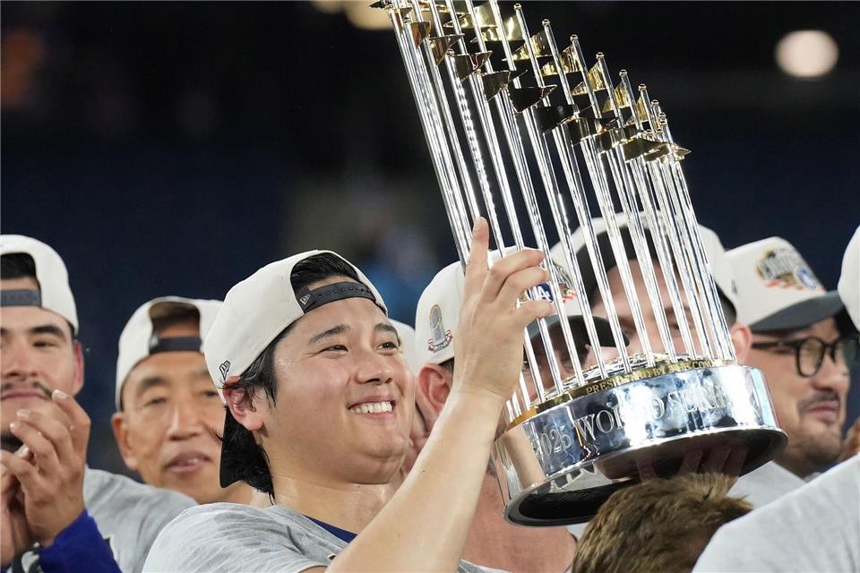 Star-Pitcher Shohei Ohtani zeigt die Trophäe.Nathan Denette/The Canadian Press/AP/dpa