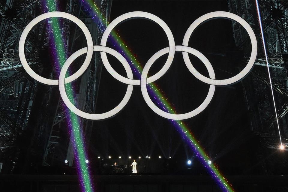 Star-Sängerin Celine Dion gibt bei Olympia ein atemberaubendes Comeback.