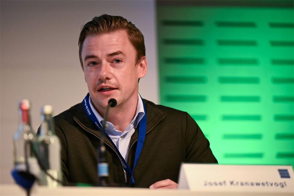 Stark-Defence-Manager Josef Kranawetvogl auf einem Podium der Rüstungsmesse Eudex.Wolf von Dewitz/dpa