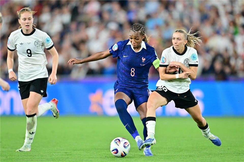 Aufsteiger holt Star-Fußballerin für Weltrekord-Summe Stark am Ball: Frankreichs Mittelfeldstrategin Grace Geyoro, die im EM-Viertelfinale gegen Deutschland traf.Sebastian Christoph Gollnow/dpa