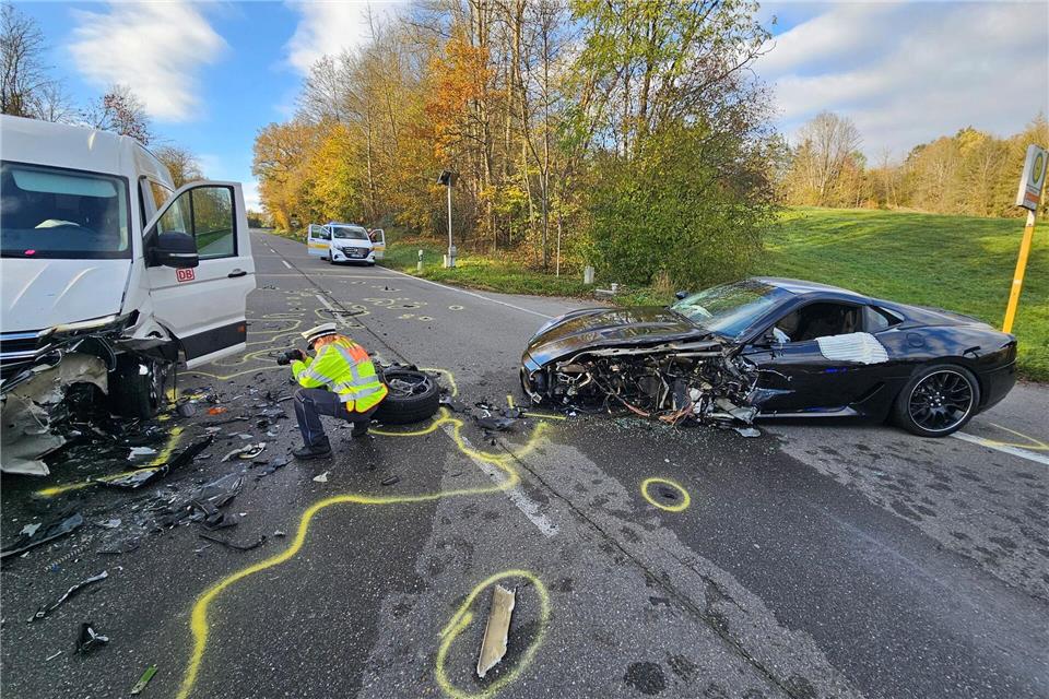 Stark beschädigt ist ein Ferrari nach einem Unfall.Andreas Rosar/dpa