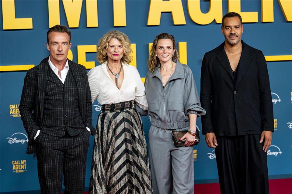 „Call My Agent Berlin“: Die Wehwehchen der Stars Stark: die Schauspieler Lucas Gregorowicz (l-r), Gabrielle Scharnitzky, Karin Hanczewski, Schauspielerin und Michael Klammer als hartnäckige Agenten in „Call My Agent Berlin“ (Archivbild).Fabian Sommer/dpa