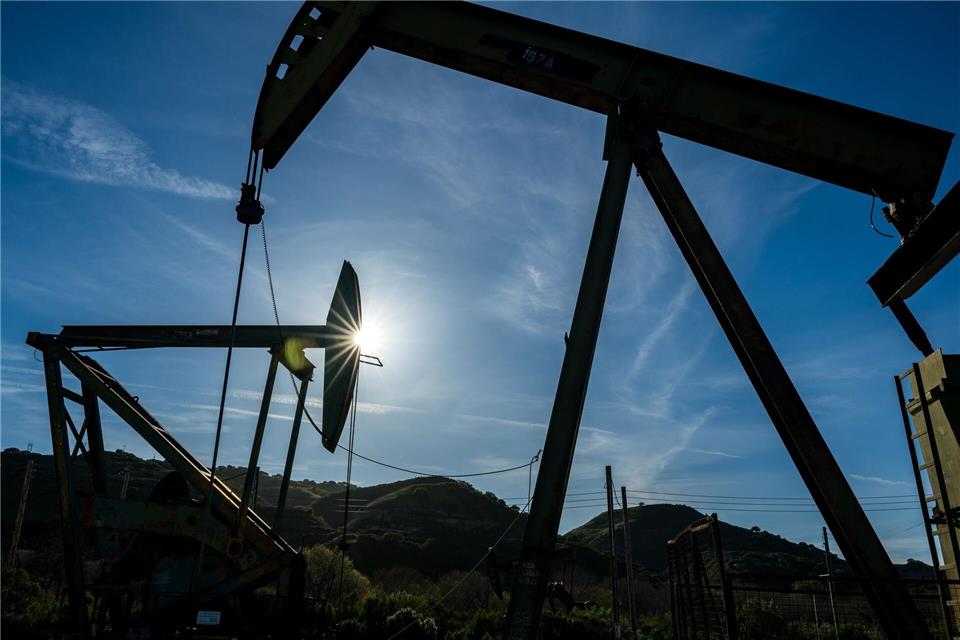 Stark gesunkene Ölpreise verhalfen dem Dax am Montag zum Handelsstart zu einem weiteren Rekordhoch. (Symbolbild)Nic Coury/AP/dpa