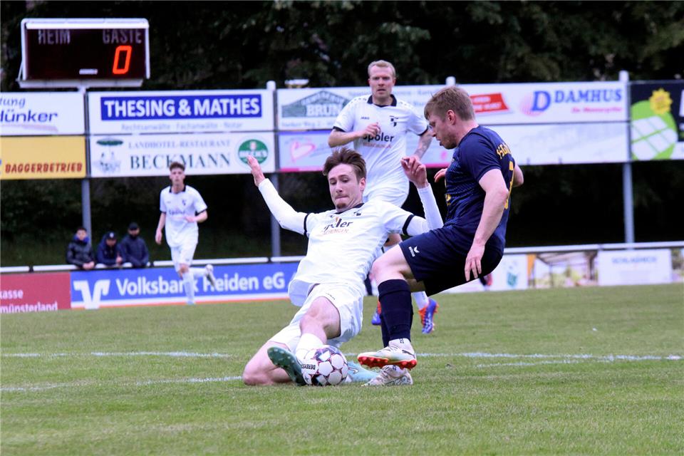 Stark in der Verteidigung, dynamisch im Spiel nach vorne: Heidens Tom Bedrunka stoppt in dieser Szene den Vorstoß des Dülmeners Sven Majeweski.