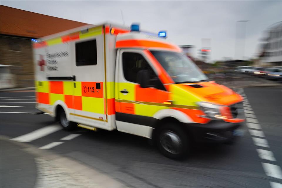 Stark unterkühlt wird der ältere Mann in ein Krankenhaus gebracht. (Symbolbild)Nicolas Armer/dpa