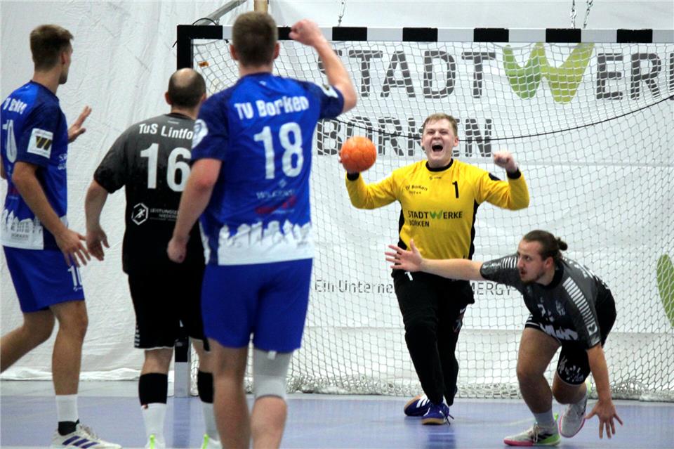 Stark zwischen den Pfosten und auch von seinen Teamkollegen gefeiert: Borkens Keeper Sven Boeger erwischte am Samstag einen Sahnetag.