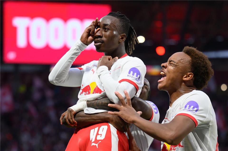 Starke Debüt-Saison in der Bundesliga: Yan Diomande (l) von RB Leipzig. (Archivbild)Hendrik Schmidt/dpa
