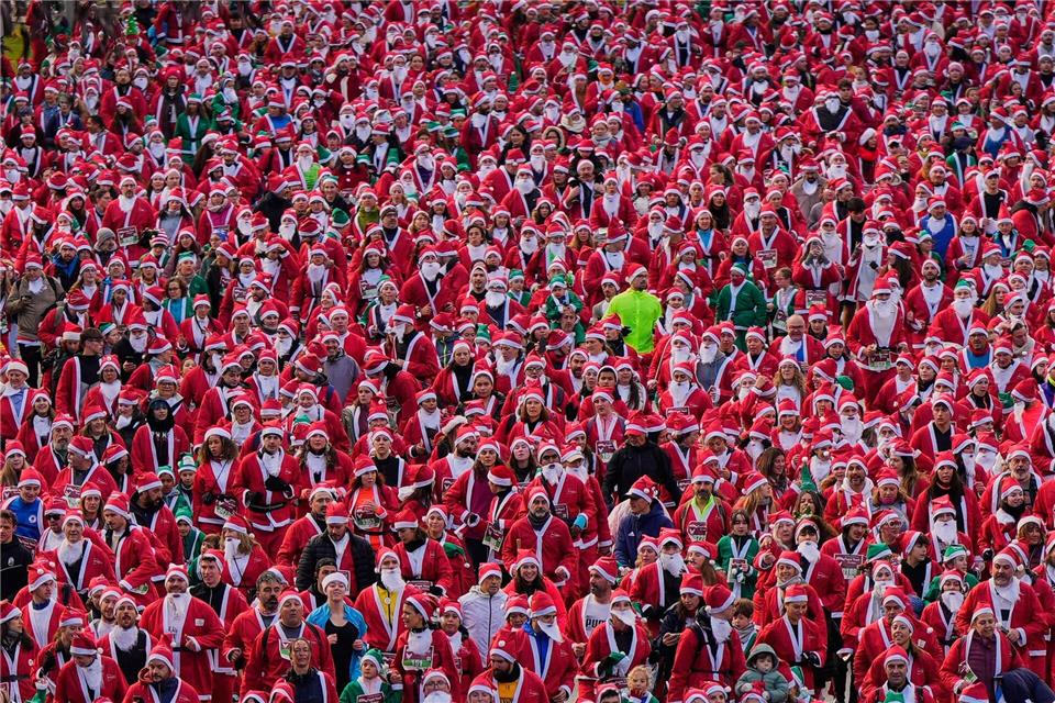 Starke Konkurrenz herrscht beim Weihnachtsmannrennen in Madrid.Manu Fernandez/AP/dpa