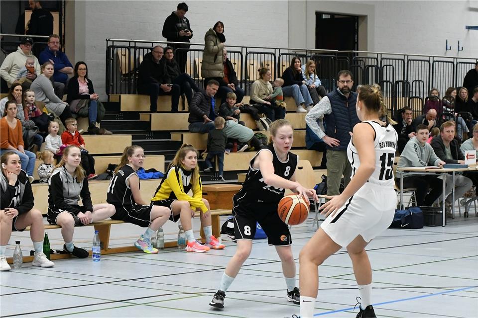 Starke Leistung: Mit ihren 19 Punkten war Anne-Sophie Ostermann (links) maßgeblich am überzeugenden Derbysieg der Erler Eintracht gegen den Lokalrivalen BSV Wulfen beteiligt.Archiv/Rodenbusch