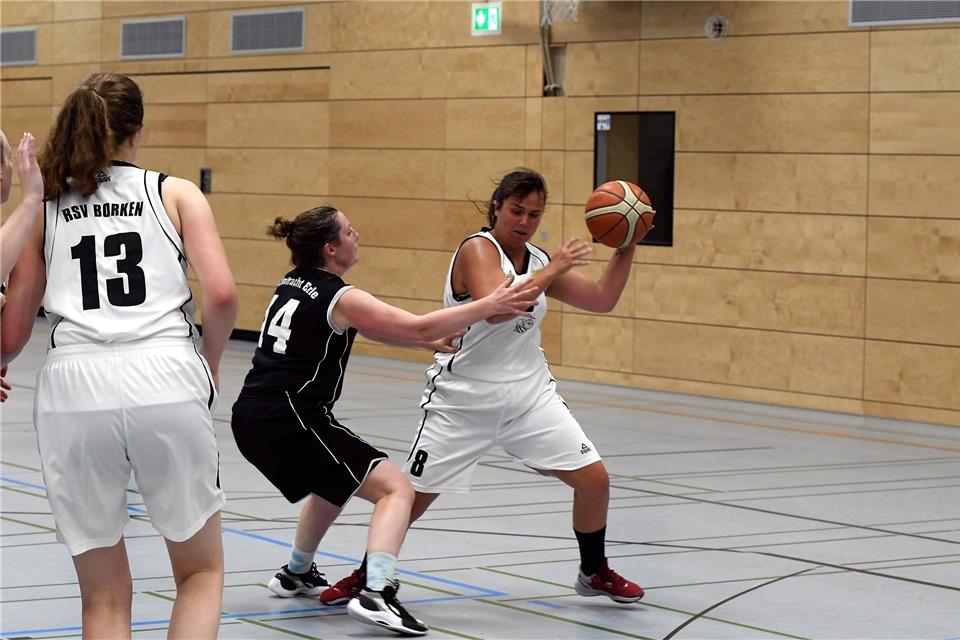 Starke Leistung: Mit ihren 20 Punkten war Amy Bosch (am Ball) maßgeblich am Borkener Auswärtserfolg in in Frintrop beteiligt.