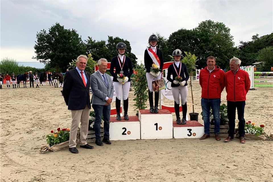 Starke Leistung in Fröndenberg: Die für den ZRFV Borken reitende Raesfelderin Birte Nießing landete beim Westfälischen Nachwuchschampionat Junioren Dressur Klasse L* ganz oben auf dem Siegertreppchen.
