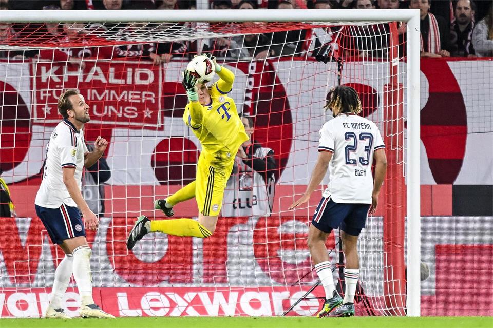 Starke Paraden: Neuer-Vertreter Jonas Urbig hielt den Bayern-Sieg fest.Harry Langer/dpa