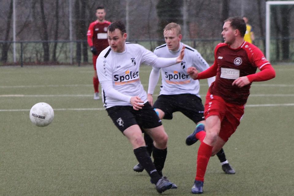 Starke Partie: Die Heidener Viktoria (hier mit Jan Möllmann und Tobias Baumeister, v.l.) erkämpfte sich in Roxel ein torloses Unentschieden.