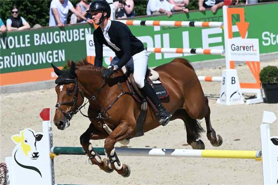 Starke Resultate unter der prallen Sonne beim Turnier in Ochtrup: Manuel Feldmann, hier auf Diamant’s Dakota vom ZRFV Heiden.