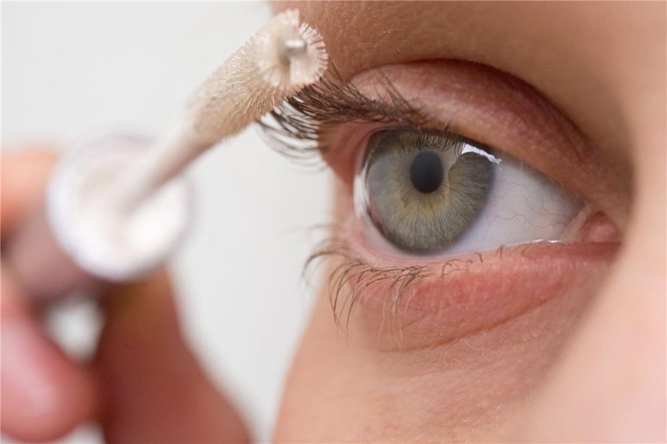 Starke Wirkung: Bestimmte Hormonwirkstoffe in Wimmernseren regen das Wimpernwachstum besonders an, bergen aber Risiken.Andrea Warnecke/dpa-tmn