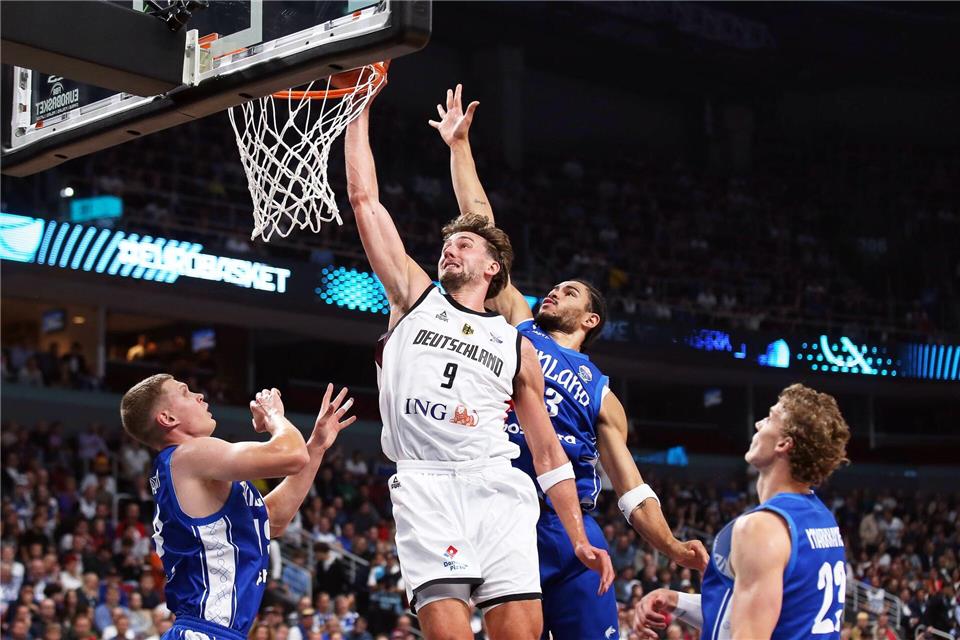 „Sind nicht fertig“: Schröder führt Deutschland ins Finale Starker Auftritt: Wagner beim Dunk.Matthias Stickel/dpa