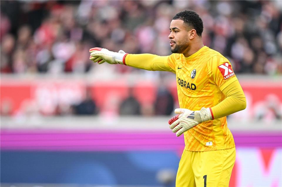 Starker Rückhalt: Freiburgs Torwart Noah Atubolu.Harry Langer/dpa