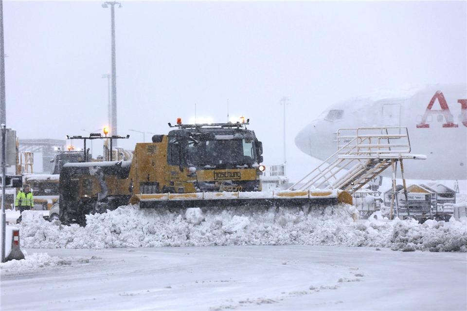 Starker Schneefall bremst den Verkehr am Flughafen Wien aus.Unbekannt/FLUGHAFEN WIEN/APA/dpa