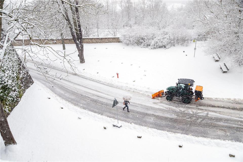 Starker Schneefall sorgte in Unterfranken für Verkehrsbehinderungen.Pia Bayer/dpa