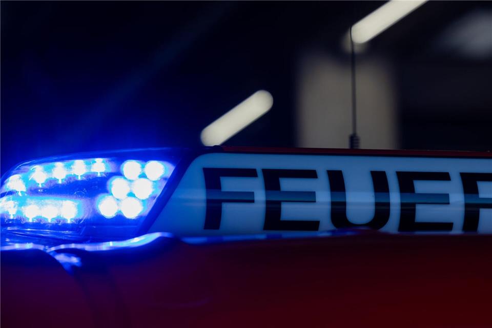 Starker Wind hat in Teilen Nordrhein-Westfalens Bäume auf Gleise und Straßen stürzen lassen. (Symbolbild)Rolf Vennenbernd/dpa