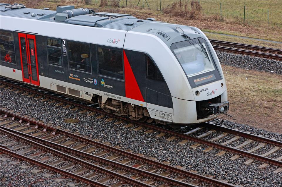 Starkregen hat Schlamm auf einen Bahnübergang in Roßla gespült. Es kommt zu Verspätungen bei Verbindungen des Unternehmens Abellio. (Symbolbild)Matthias Bein/dpa