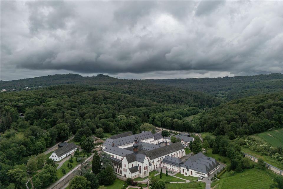 Starkregen kann Überschwemmungen und Erosion verursachen. (Archivbild) Boris Roessler/dpa