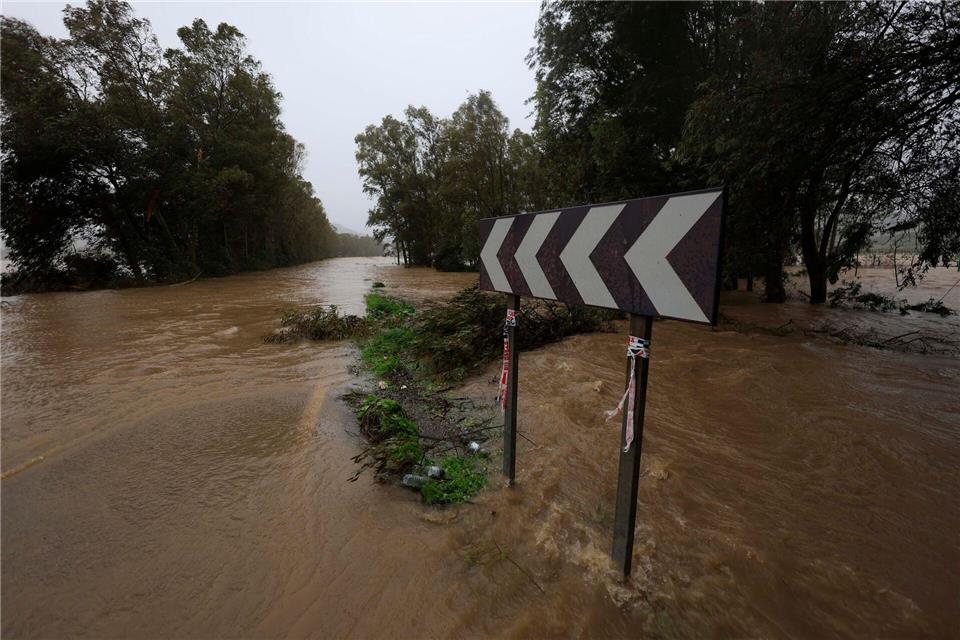 Starkregen ließ in Portugal und wie hier im Süden Spaniens Flüsse über die Ufer treten. Nono Rico / Europa Press/EUROPA PRESS/dpa