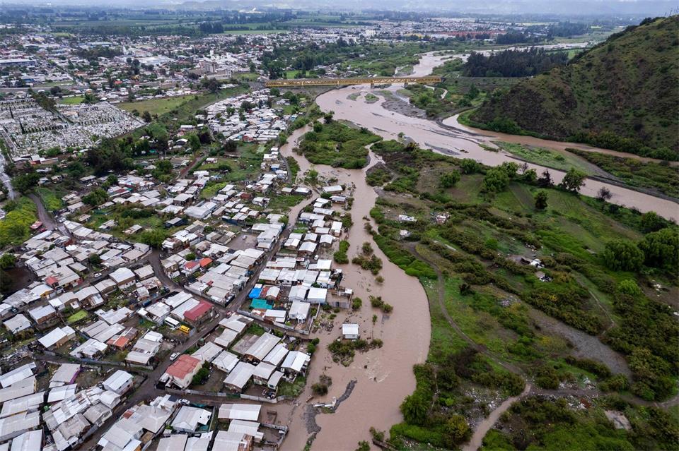 Starkregen und Überschwemmungen: Für mehrere Gebiete der Hauptstadt Santiago de Chile gilt derzeit die Alarmstufe Rot.Esteban Felix/AP/dpa-tmn